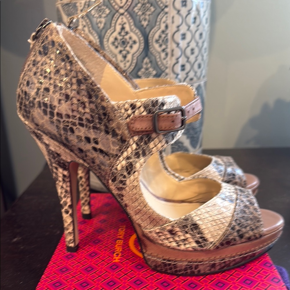 Enzo Angiolini Black and Cream Heels with Platform